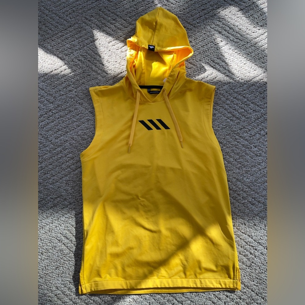Adidas basketball shirt - size small (basketball)